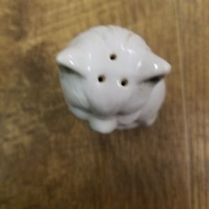 Vintage Kitty cat ceramic salt or pepper shaker.